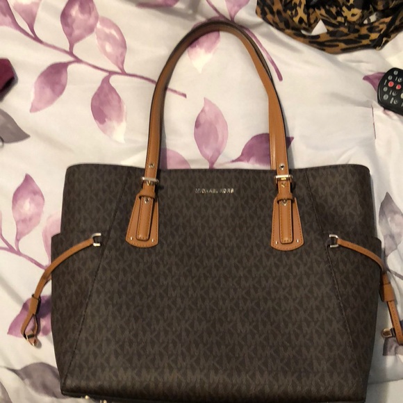 michael kors voyager signature tote bag